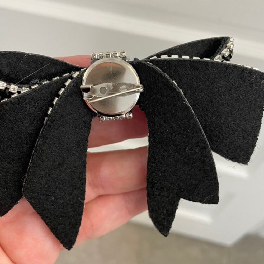 🎀 Bow Tie Pin 🎀 - Picture 3 of 3
